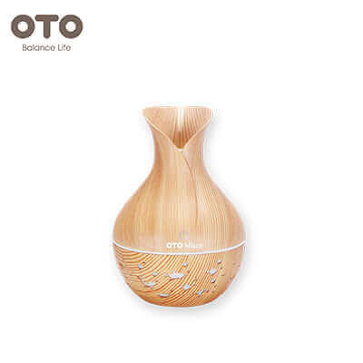 OTO Misty Humidifier in a wooden design, ideal for creating a comfortable atmosphere in any space.