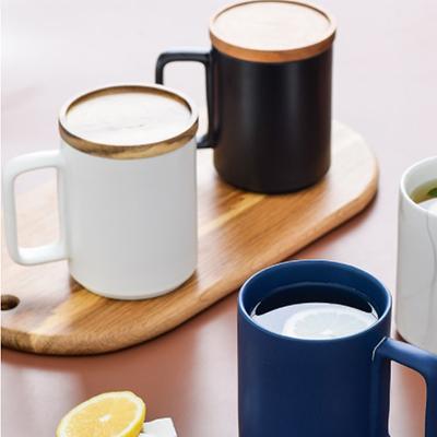 Ceramic mug with a natural wooden lid